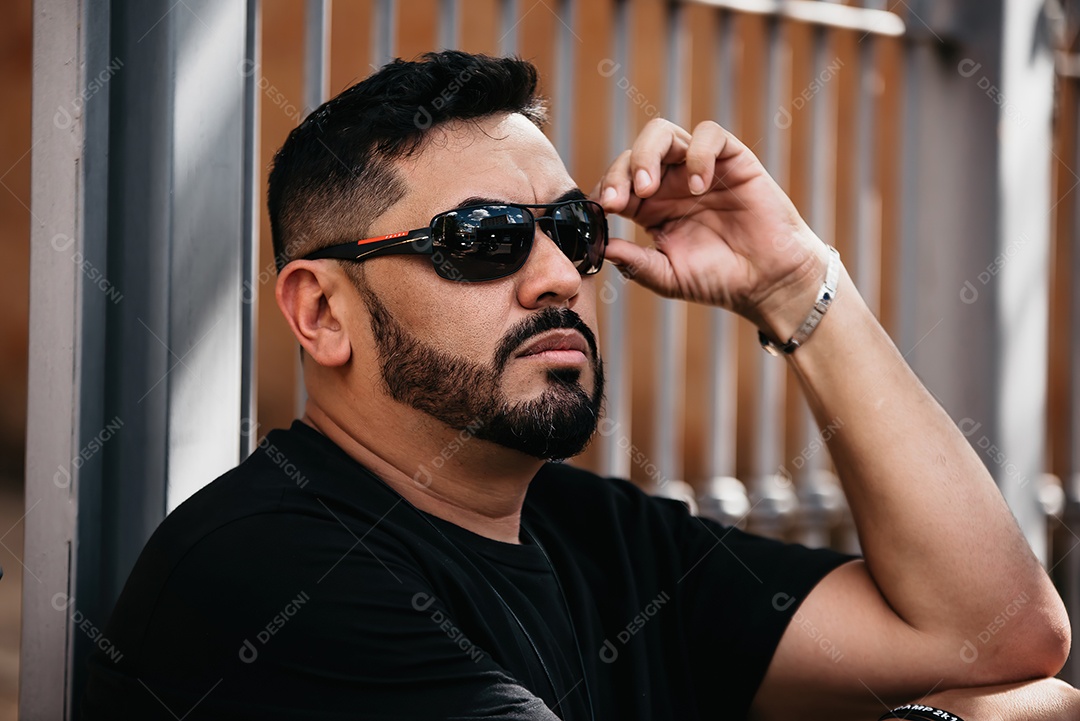 Homem de meia idade bonito serio posando para foto