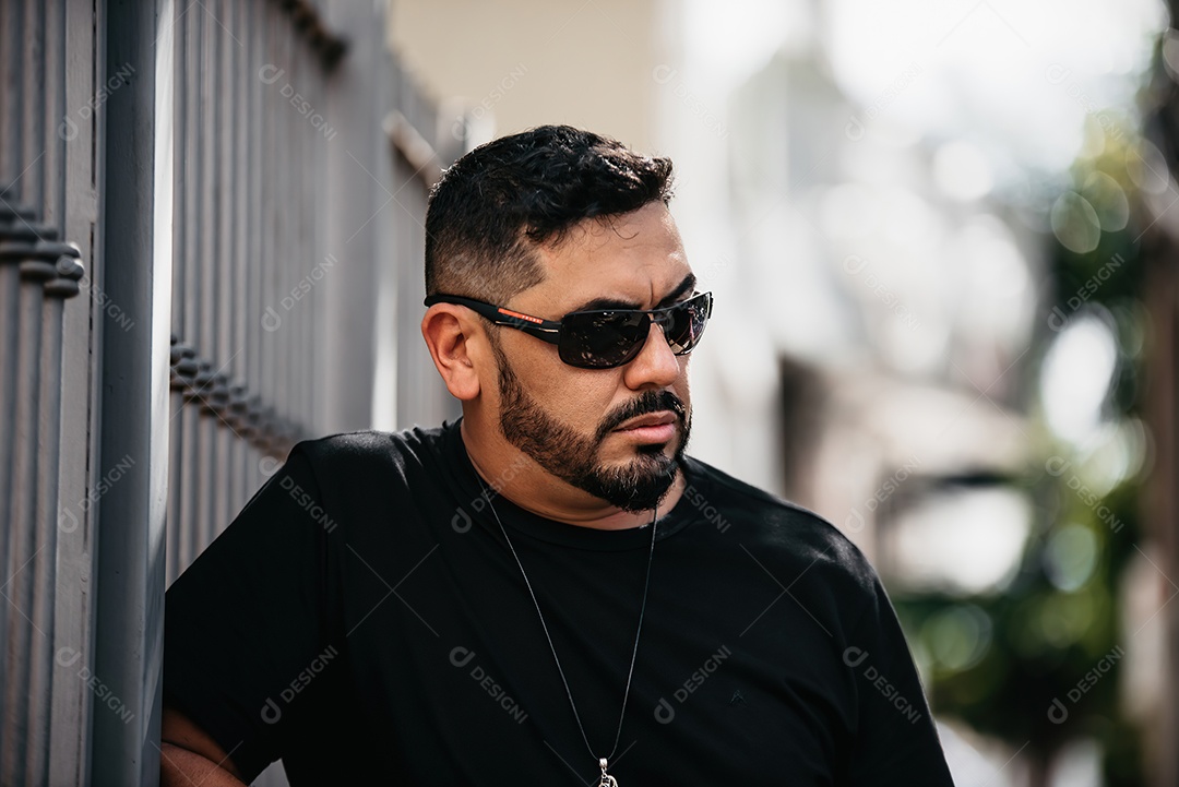 Homem de meia idade bonito serio posando para foto