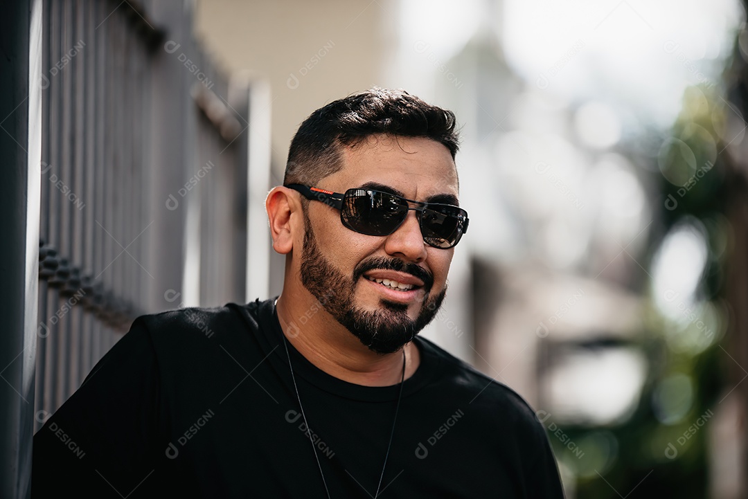 Homem lindo de óculos sorrindo