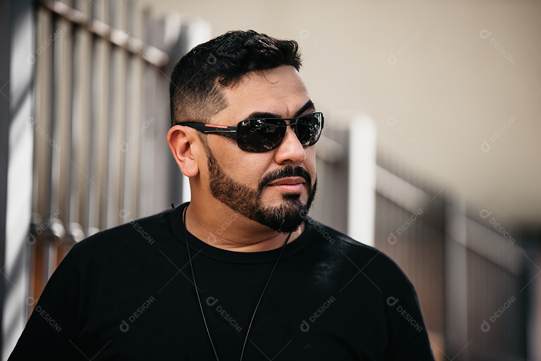 Homem bonito de meia idade serio olhando para o lado