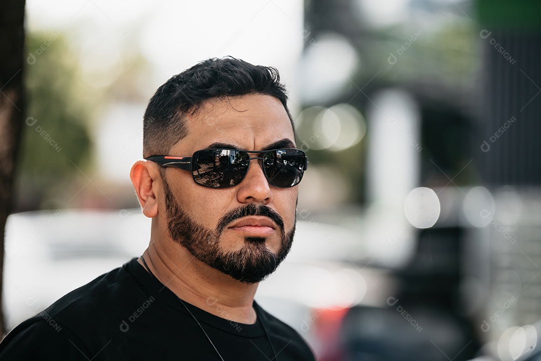 Homem de meia idade bonito posando para foto