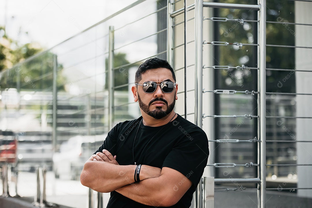 Homem bonito de meia idade serio com braços cruzados
