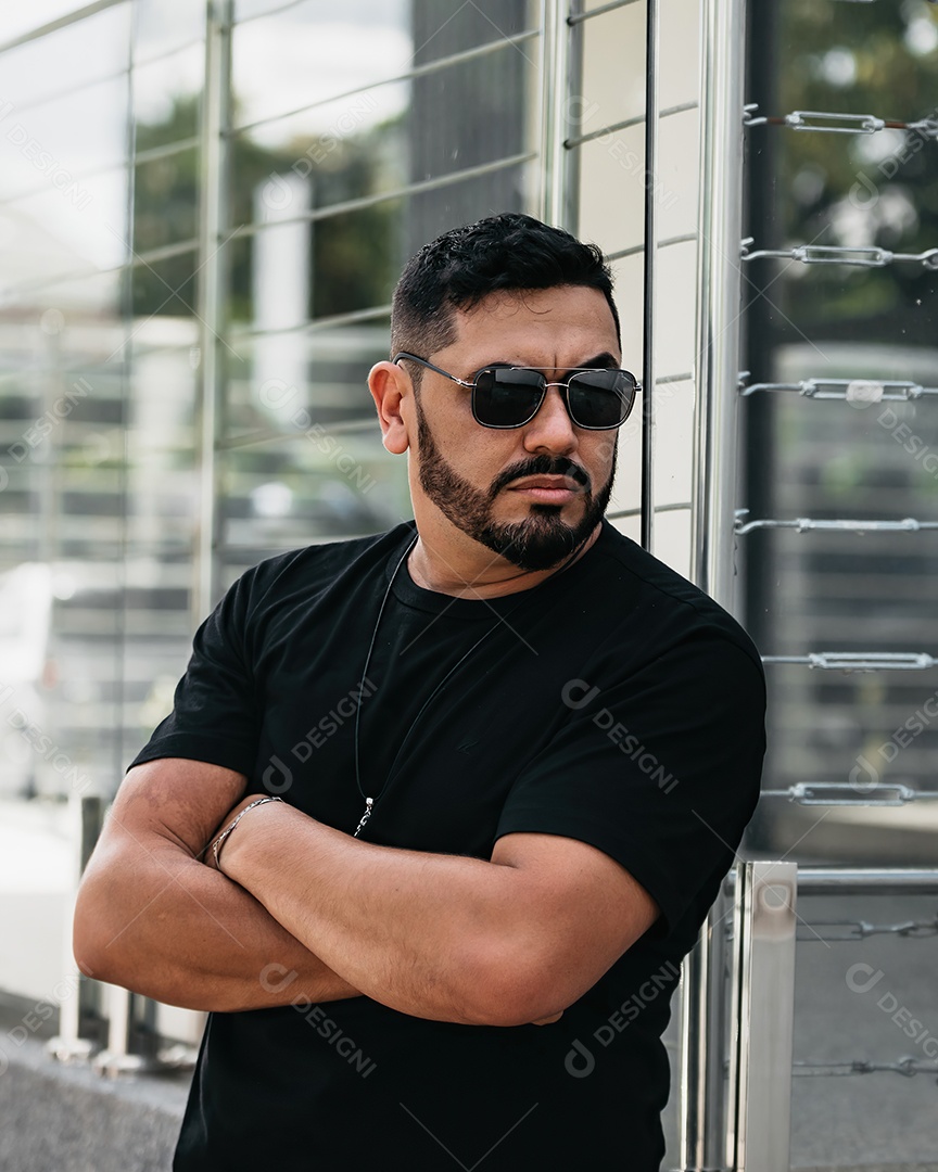 Homem serio bonito de braços cruzados