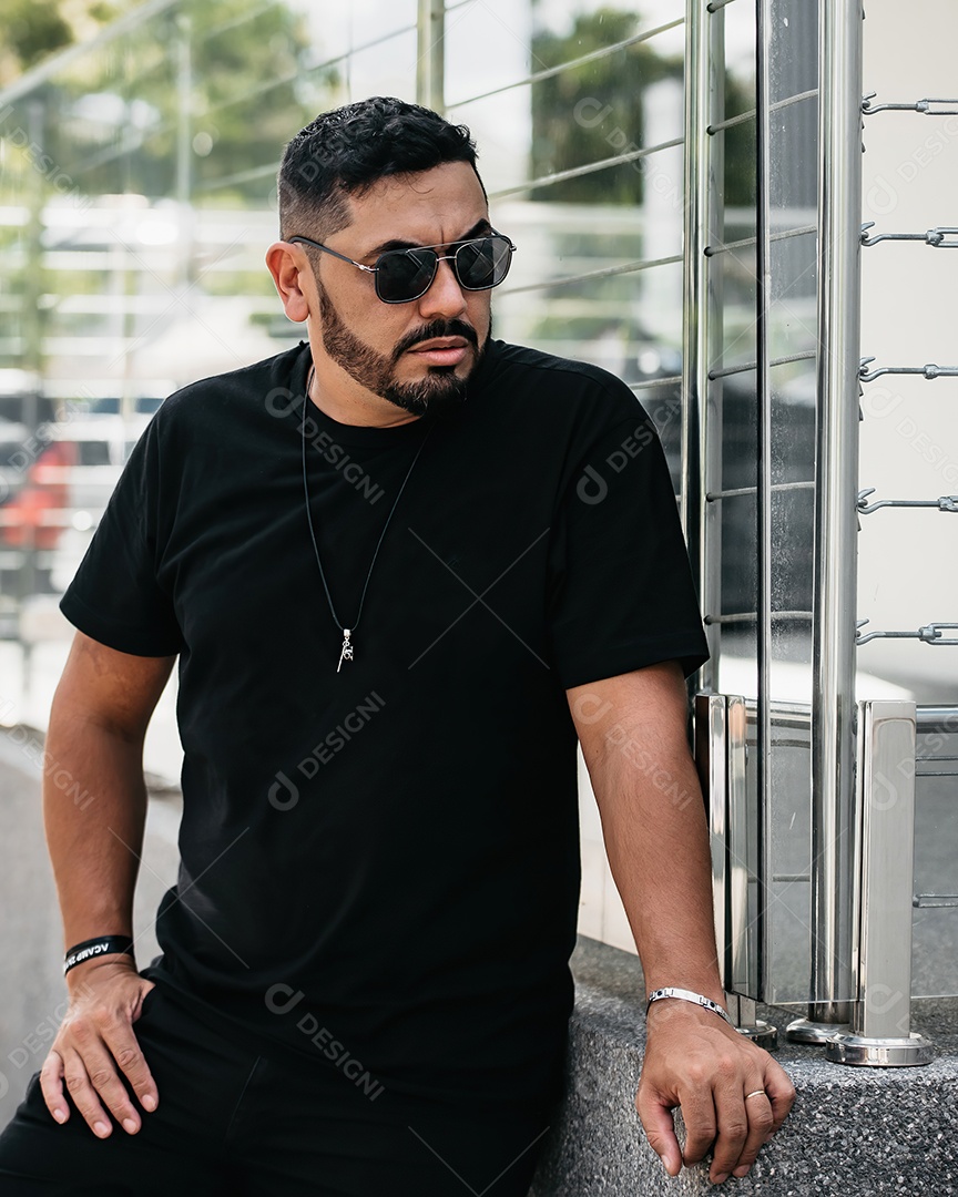 Homem bonito de meia idade serio olhando para o lado