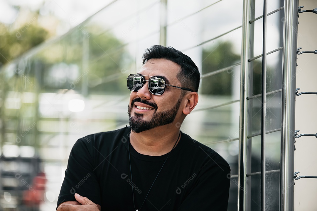 Homem lindo sorrindo usando óculos de sol