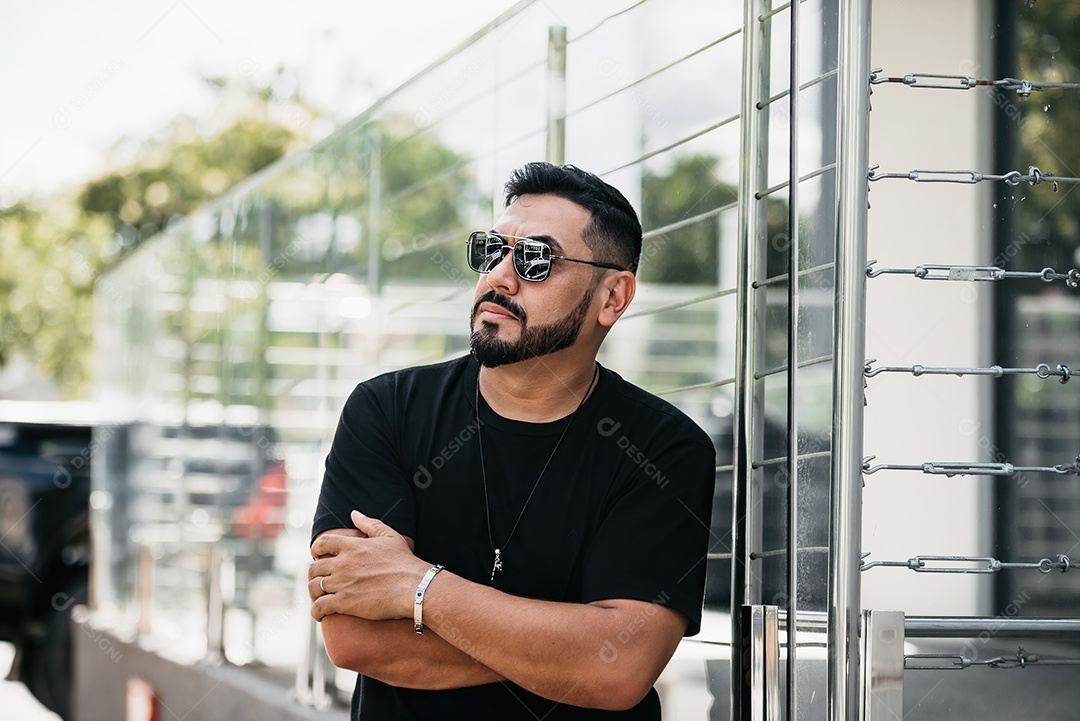 Homem bonito de meia idade serio com braços cruzados
