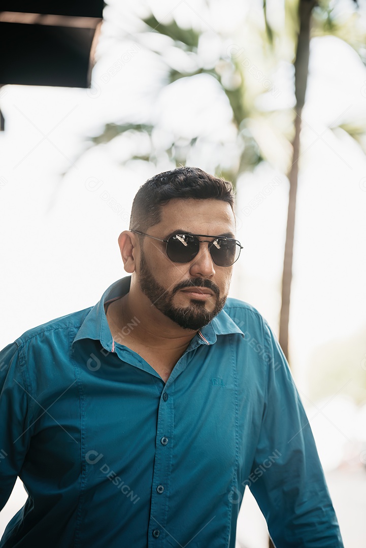 Homem bonito de meia idade serio olhando para o lado