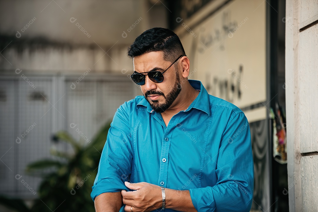 Homem de meia idade bonito posando para foto