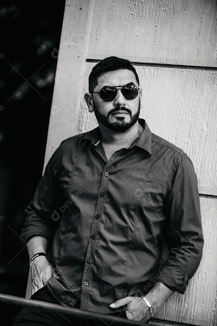 Homem bonito de meia idade serio olhando para o lado