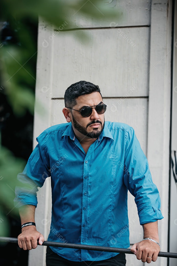 Homem bonito de meia idade serio olhando para o lado