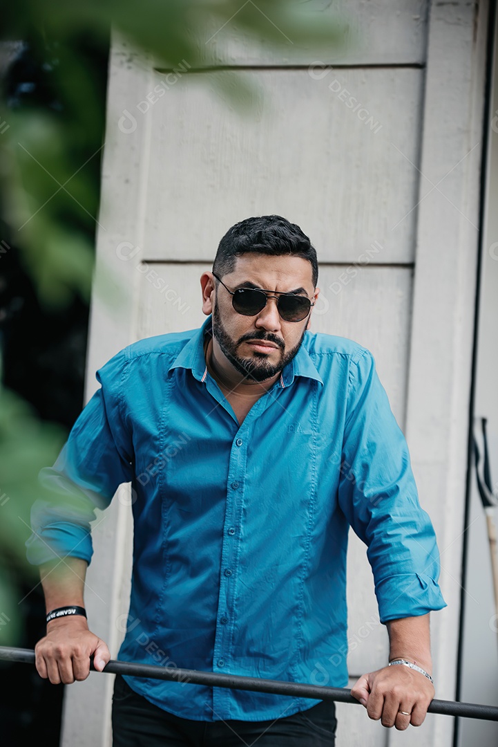 Homem bonito de meia idade serio olhando para frente