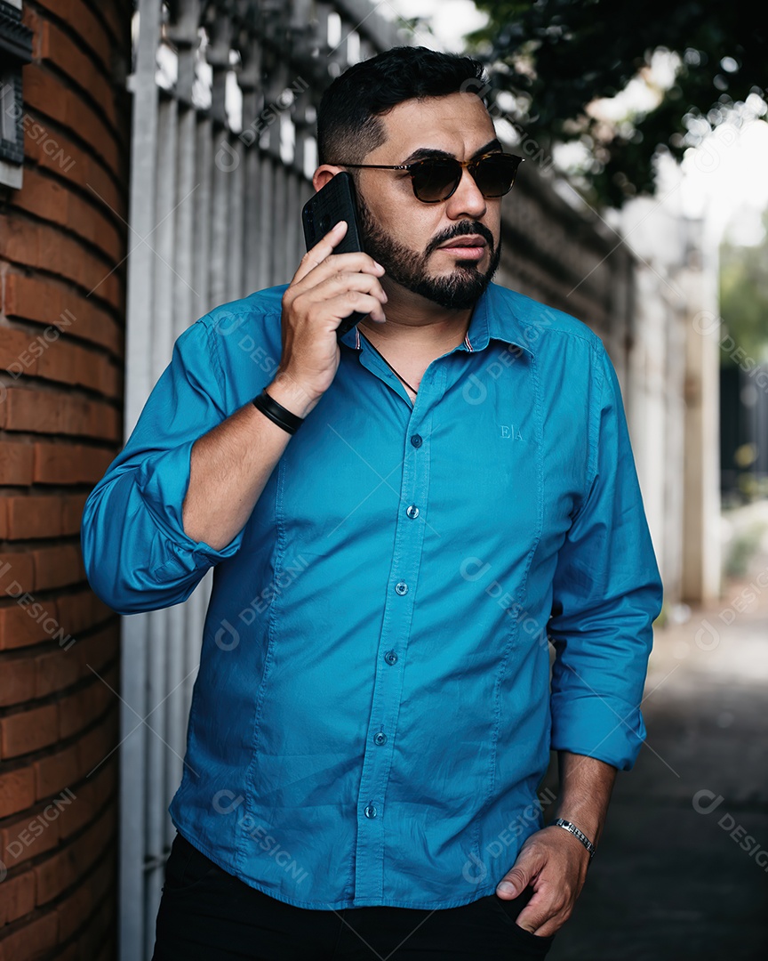 Homem lindo de óculos falando no celular