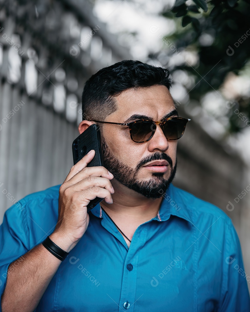 Homem bonito de meia idade serio olhando para o lado