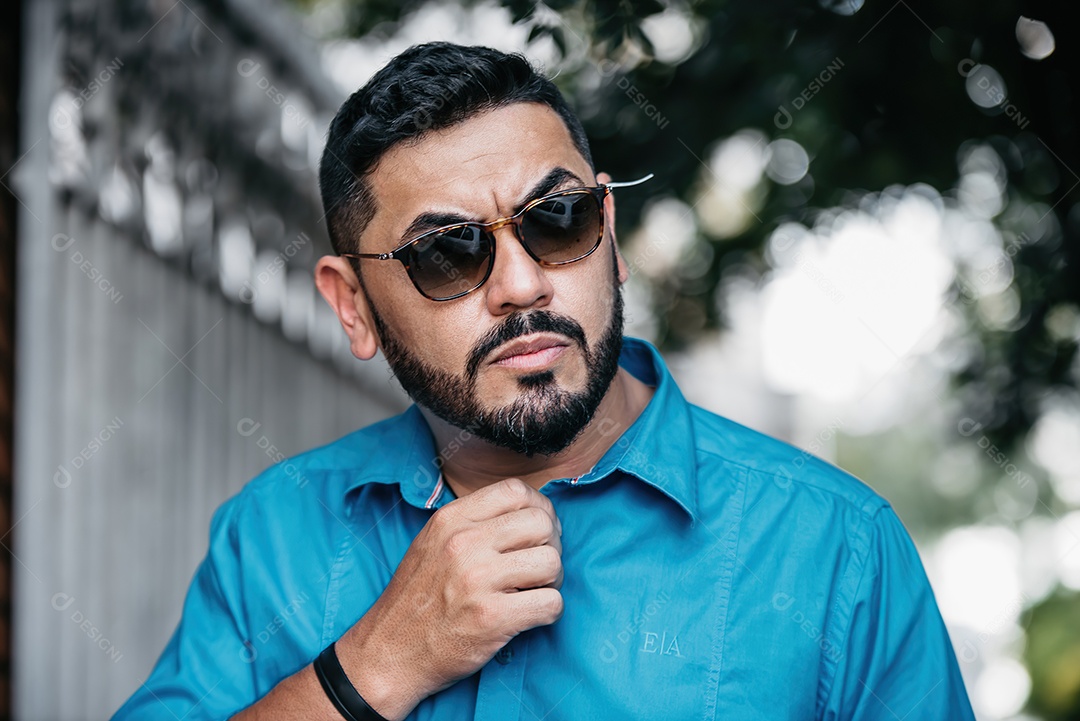 Homem bonito de meia idade serio olhando para o lado