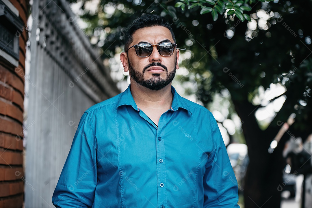 Homem de meia idade bonito posando para foto