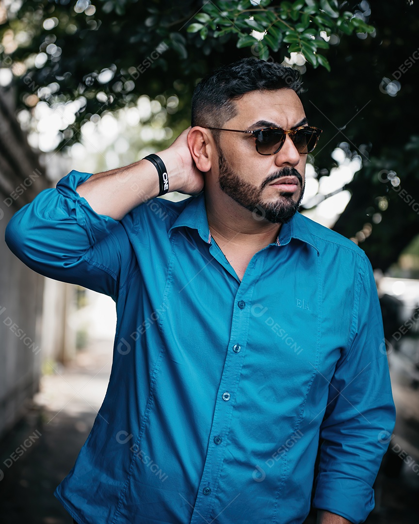 Homem de meia idade bonito posando para foto