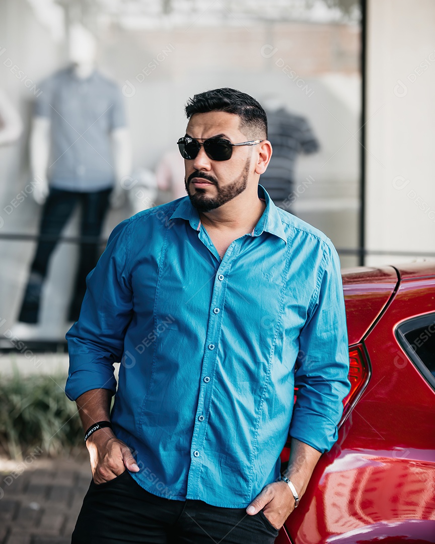 Homem bonito de meia idade serio olhando para o lado