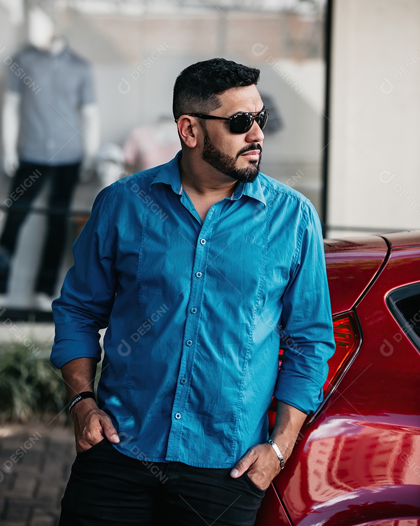 Homem bonito de meia idade serio olhando para o lado