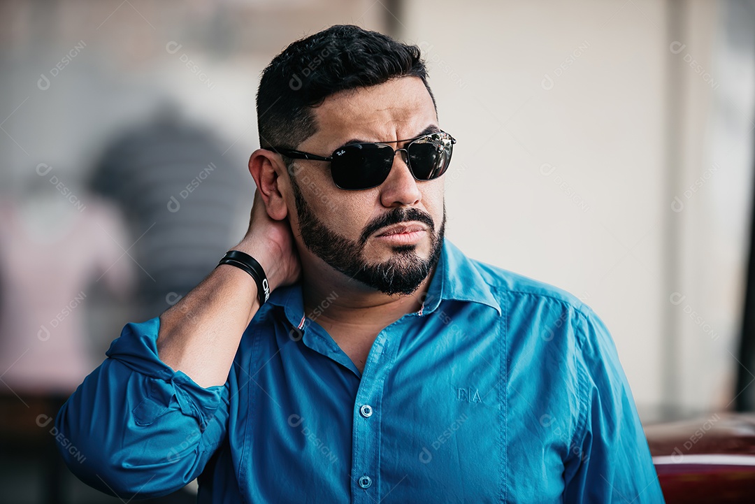 Homem bonito de meia idade serio olhando para o lado