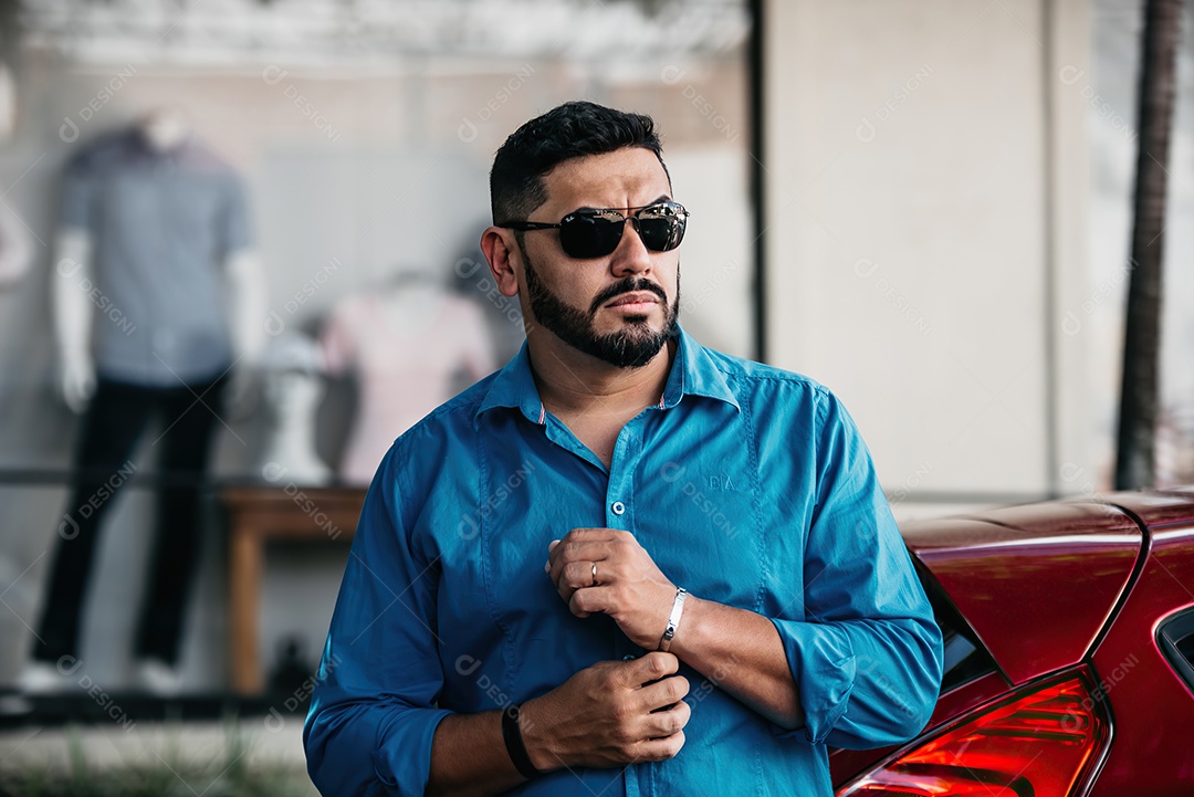 Homem bonito de meia idade serio olhando para o lado