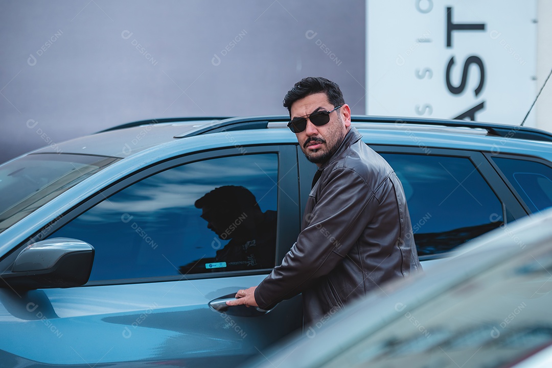 Homem de meia idade bonito posando para foto