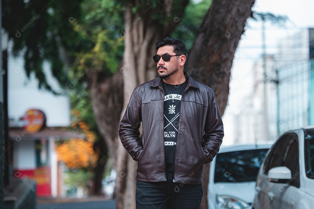 Homem bonito de meia idade serio olhando para o lado