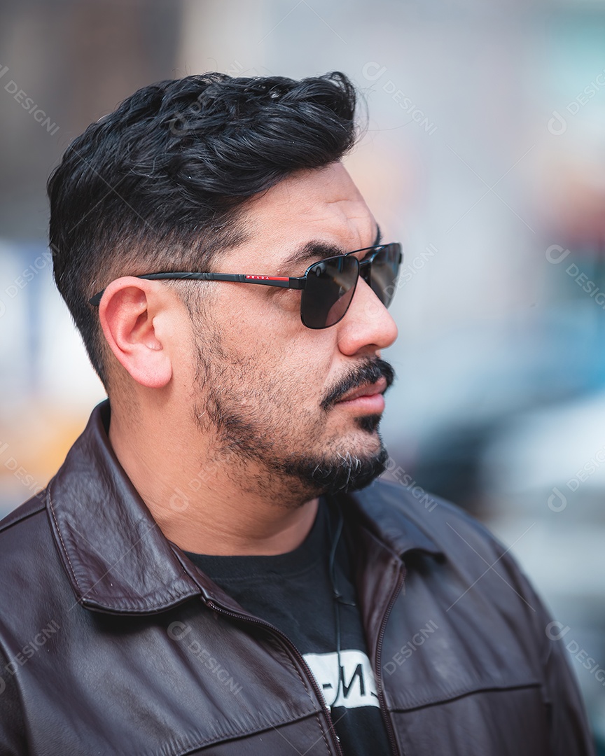 Homem serio de óculos e jaqueta adulto de meia idade