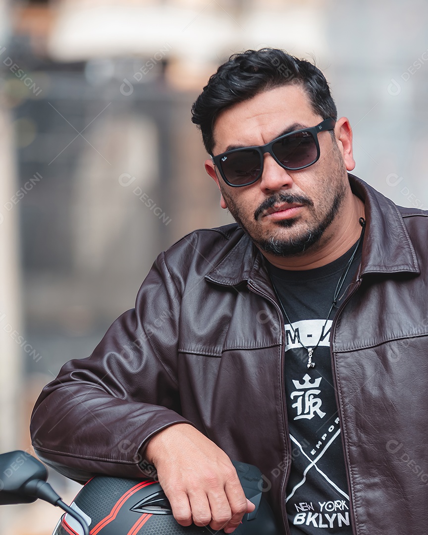 Homem de meia idade bonito posando para foto