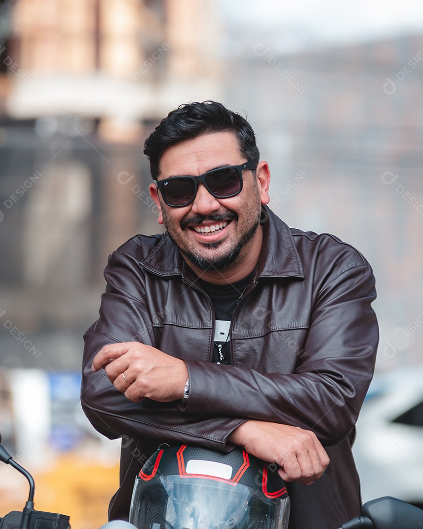 Homem lindo de meia idade sorrindo e usando óculos de sol