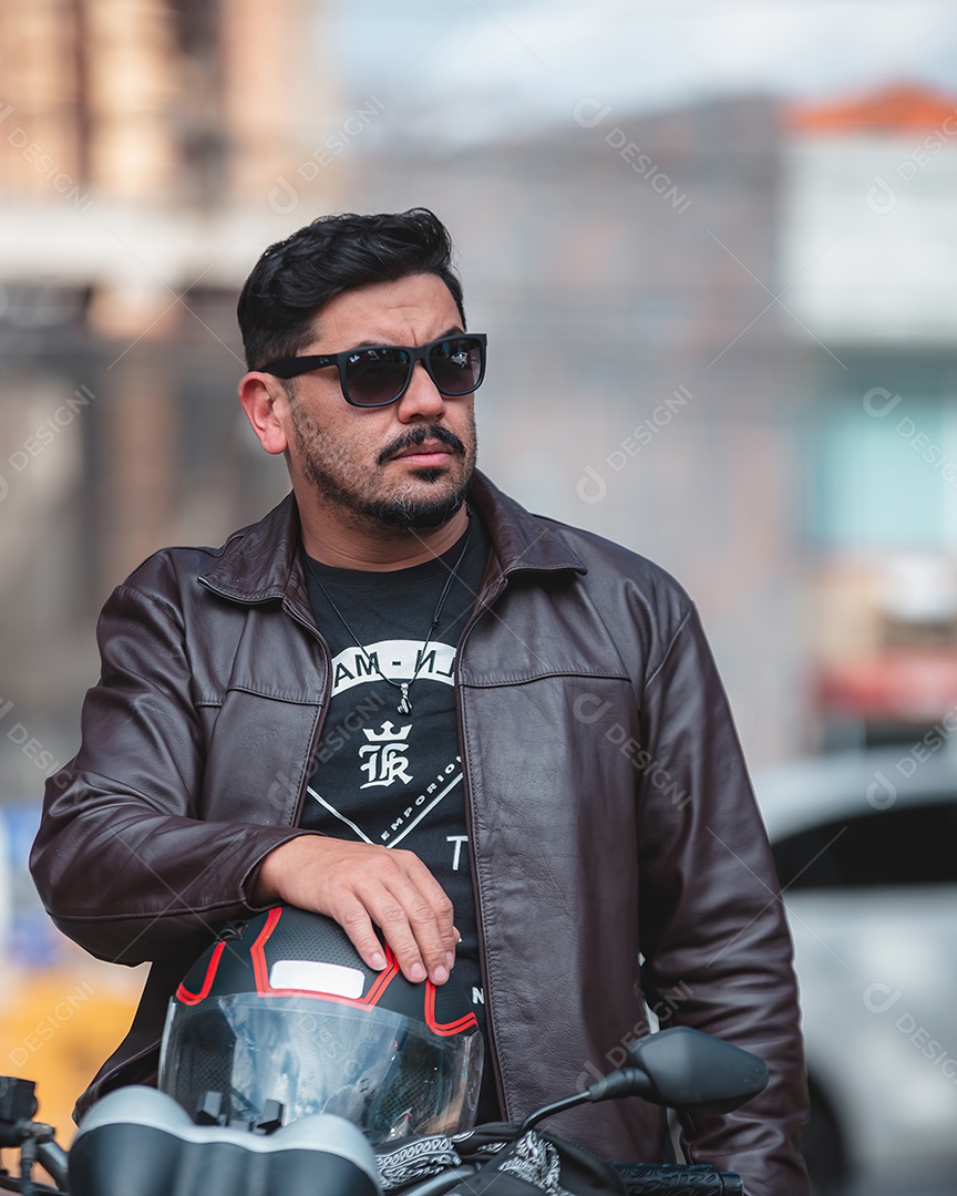 Homem de meia idade bonito posando para foto