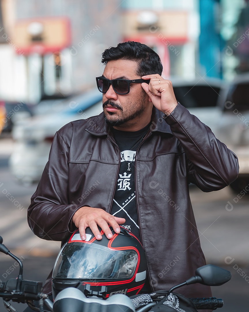 Homem de meia idade bonito posando para foto