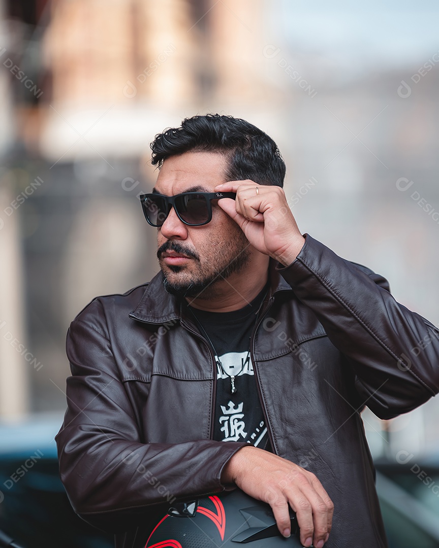 Homem de meia idade lindo usando óculos de sol