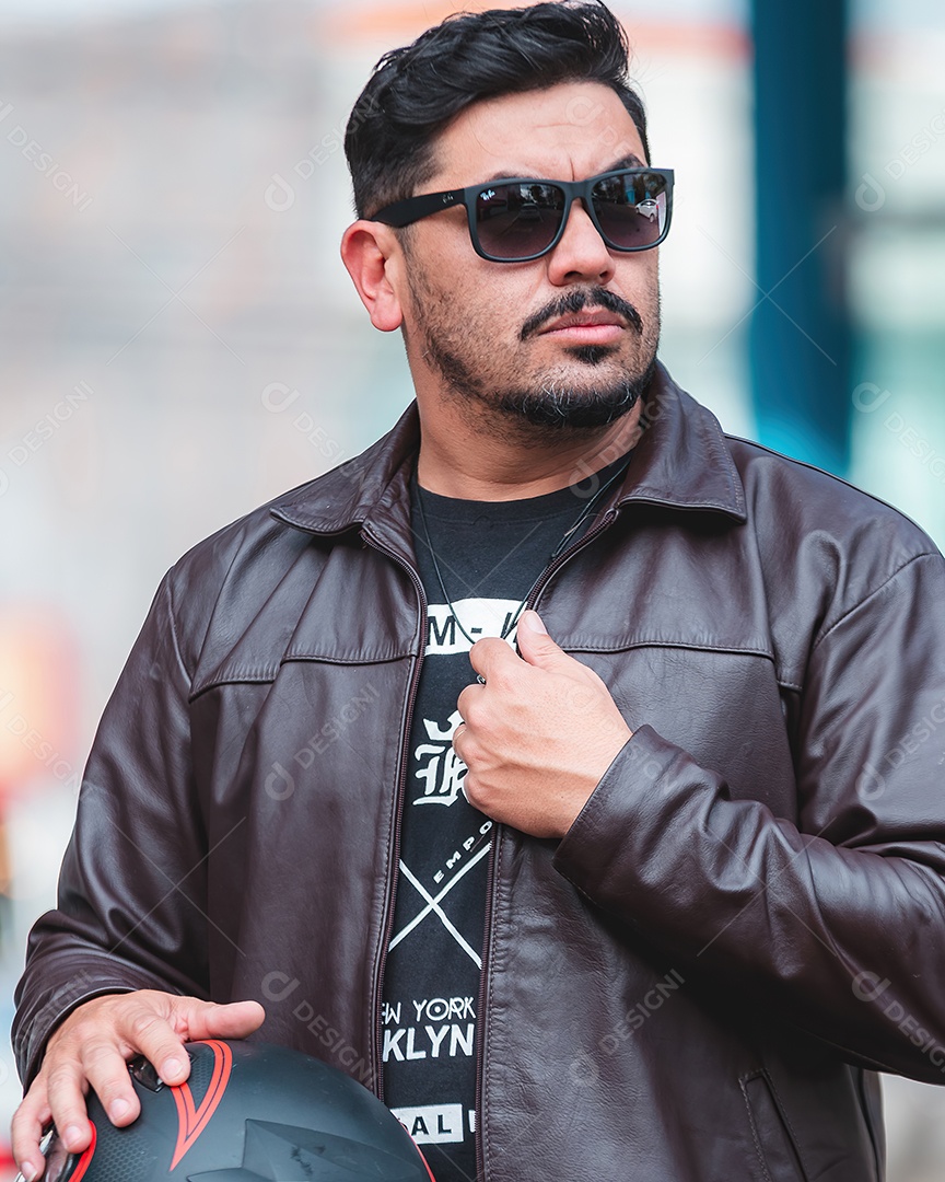 Homem bonito de meia idade serio olhando para o lado