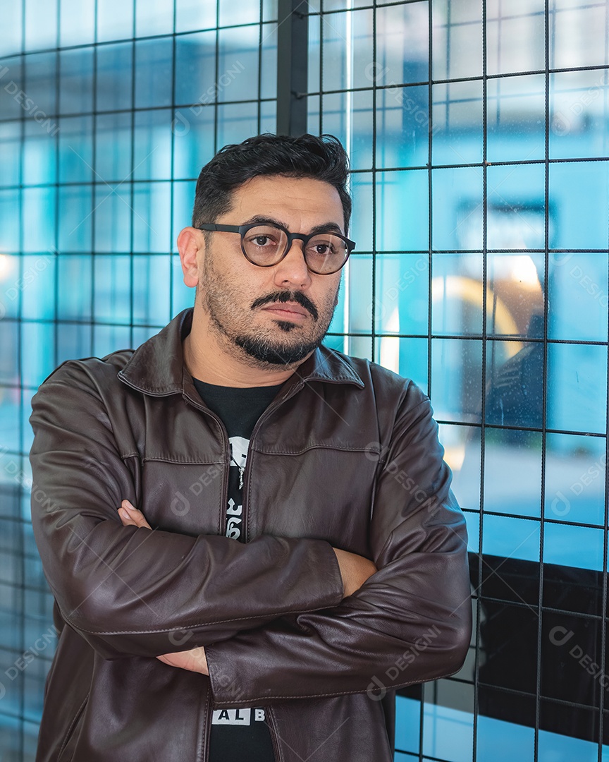 Homem de meia idade bonito posando para foto