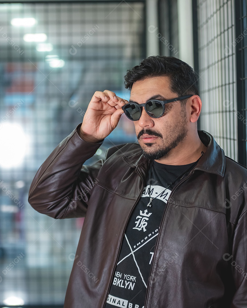 Homem de óculos de sol lindo