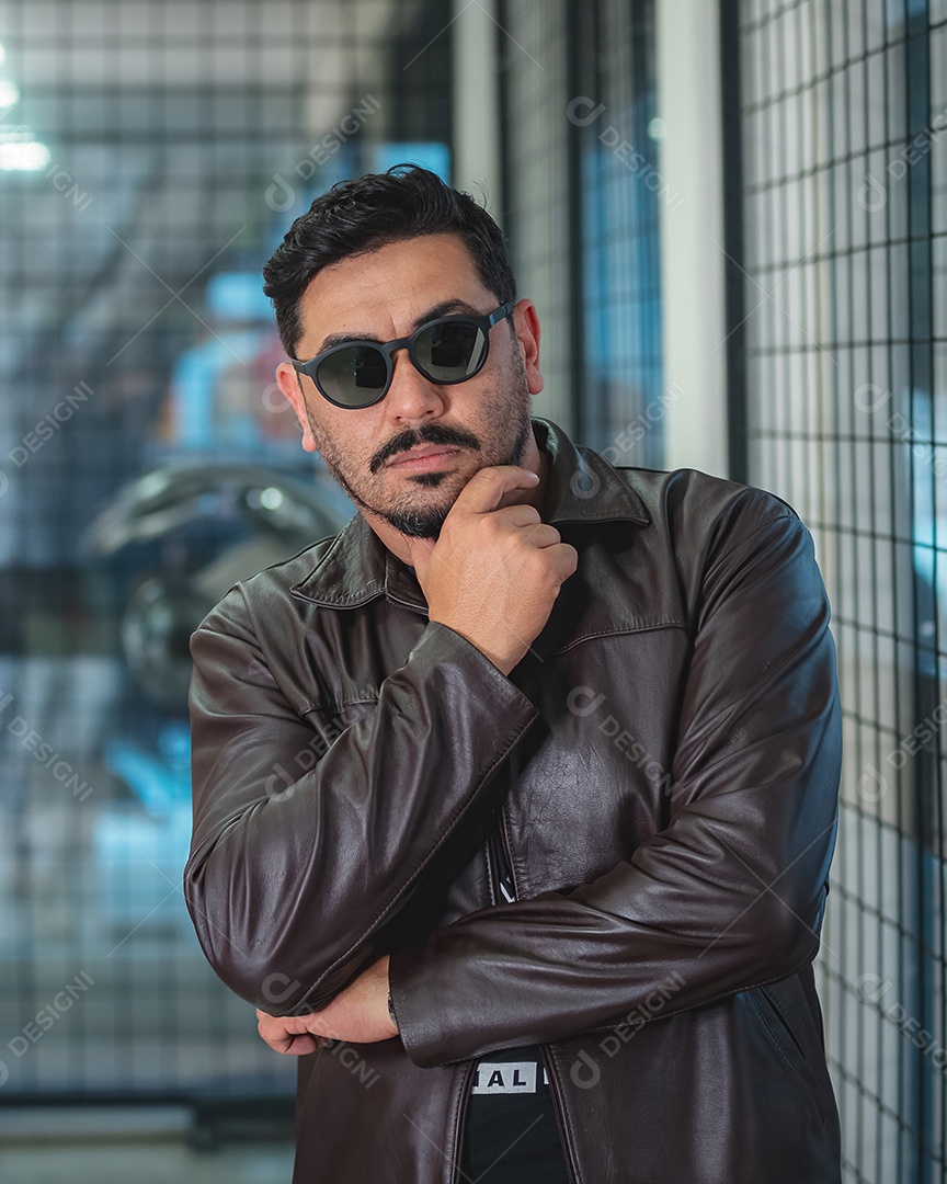 Homem de meia idade bonito posando para foto