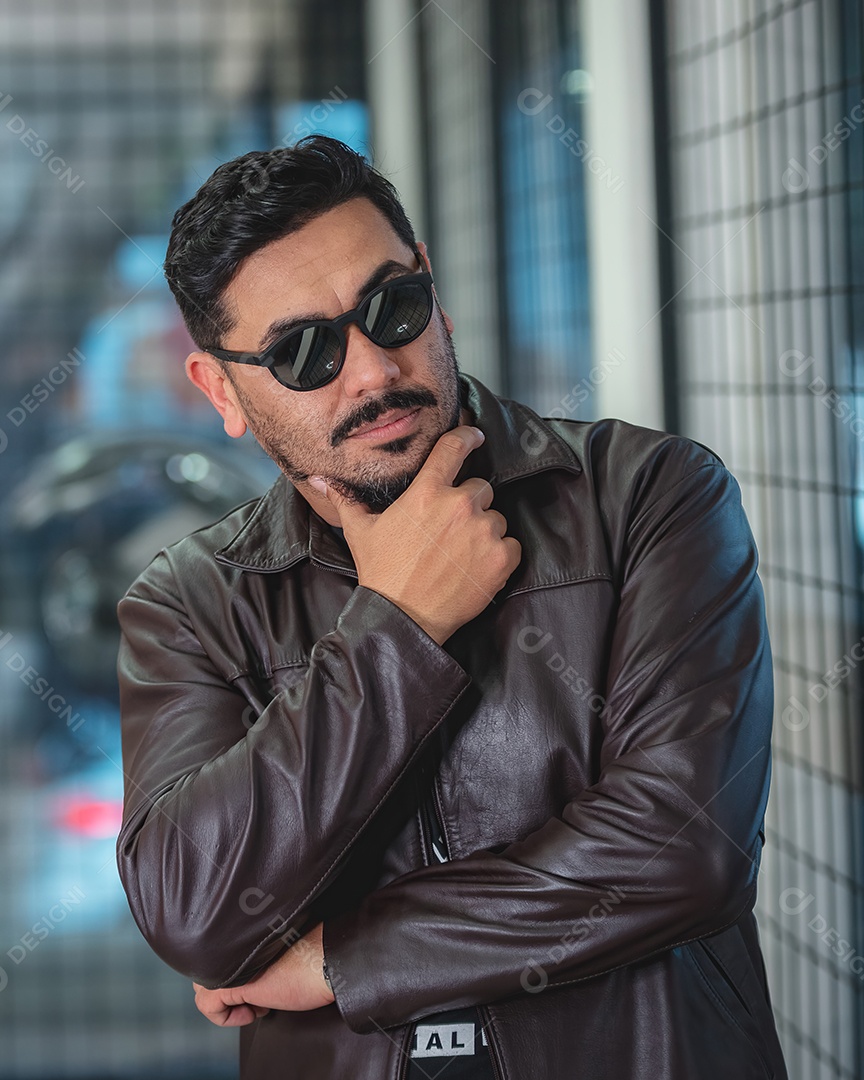 Homem de meia idade bonito posando para foto