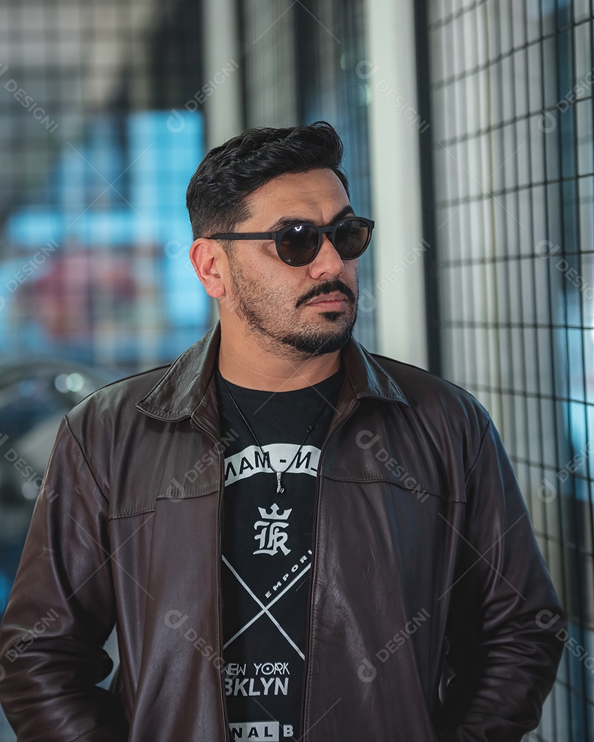 Homem bonito de meia idade serio olhando para o lado