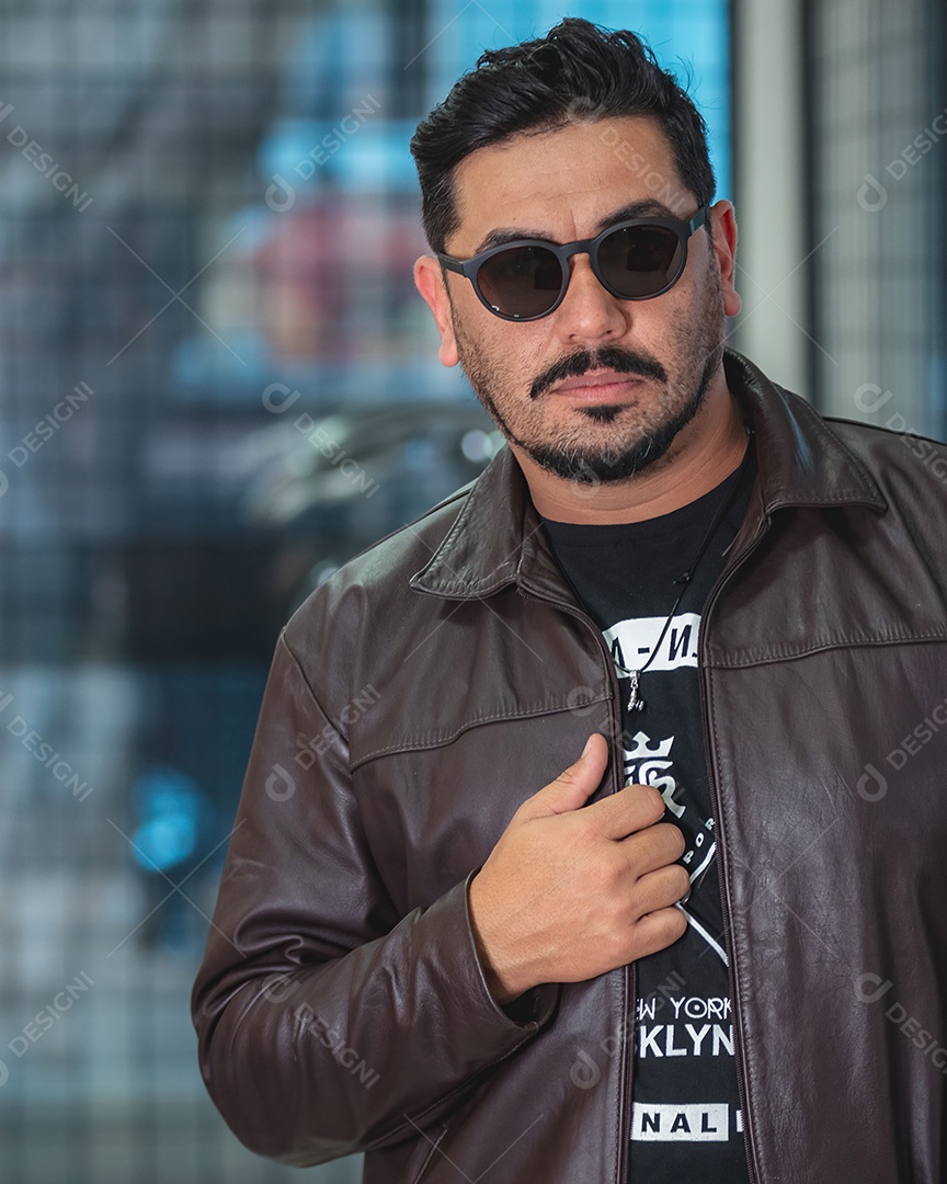 Homem de meia idade bonito usando óculos de sol