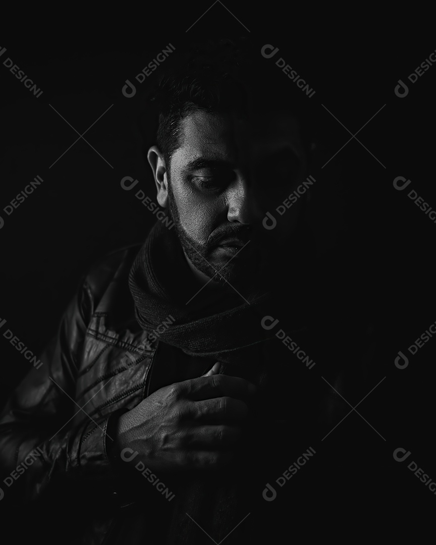 Homem de meia idade bonito posando para foto