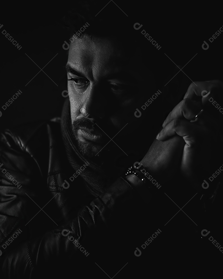 Homem serio com mãos dadas para frente