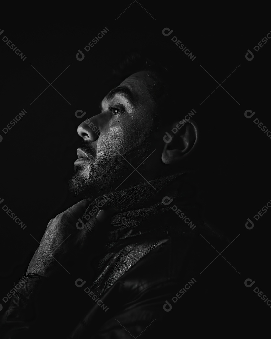 Homem serio bonito posando para foto