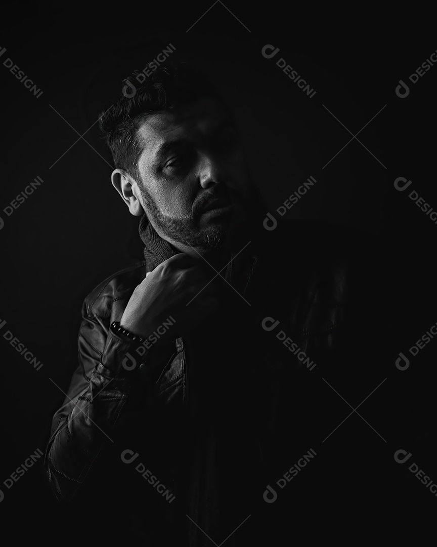 Homem bonito de meia idade serio olhando para o lado