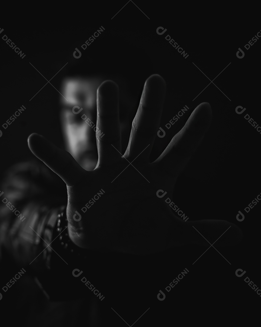 Homem serio com mãos para frente