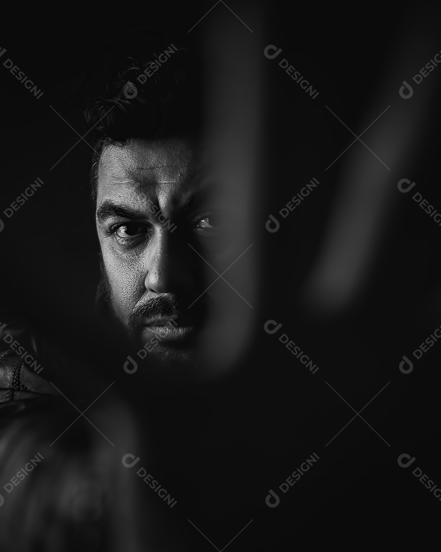 Homem serio com mãos para frente