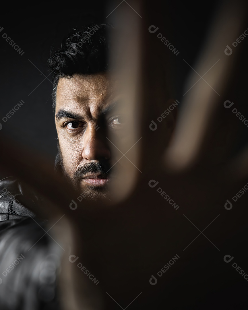 Homem serio com mãos para frente