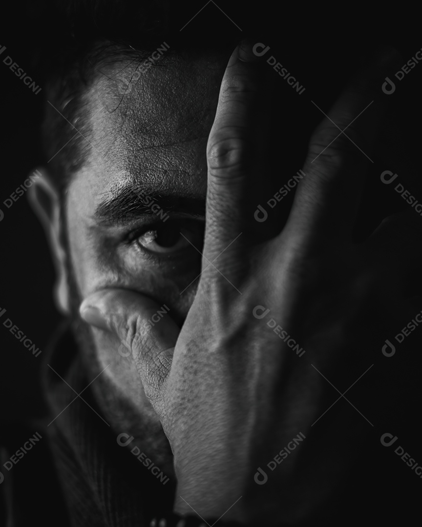 Homem com mãos no rosto