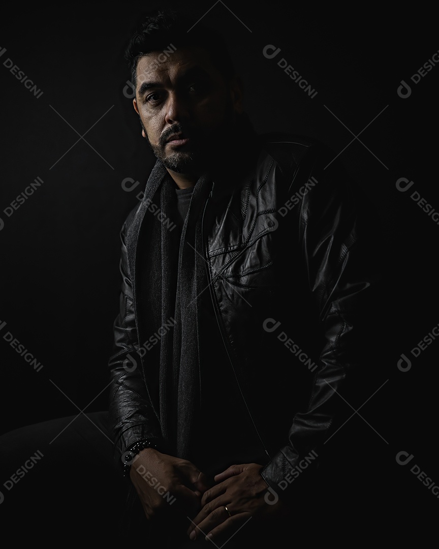 Homem de meia idade bonito posando para foto