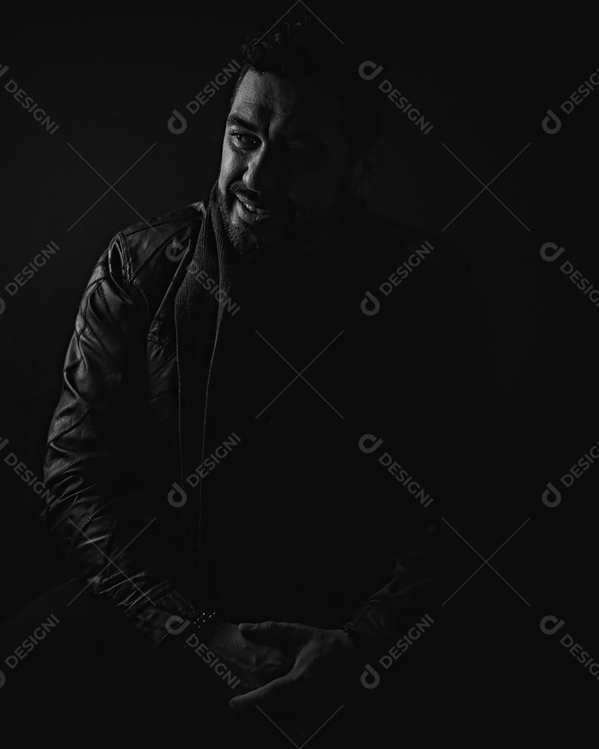 Homem de meia idade bonito sorrindo