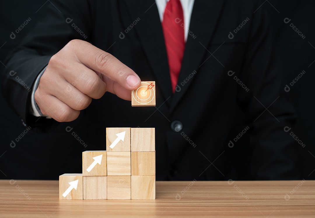 Empilhamento de bloco de cubo de madeira com ícone. Conceito de estratégia de negócios e plano de ação de meta.